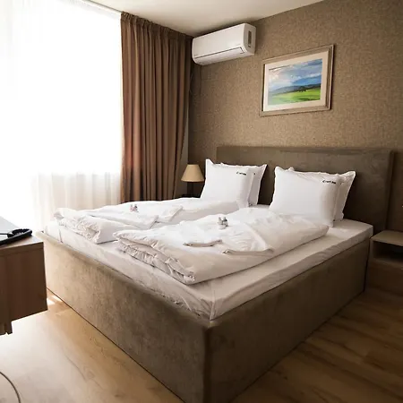 Хотел Court 3*
